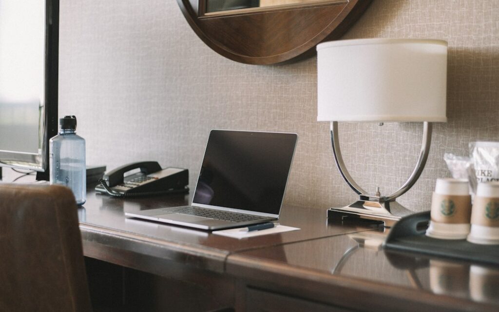 Laptop di ruang hotel sebagai ilustrasi persiapan CV hospitality internasional