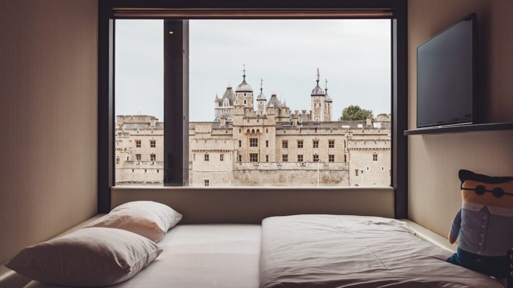 Pemandangan London dari hotel sebagai ilustrasi jalur pendidikan dan karier hospitality di Inggris